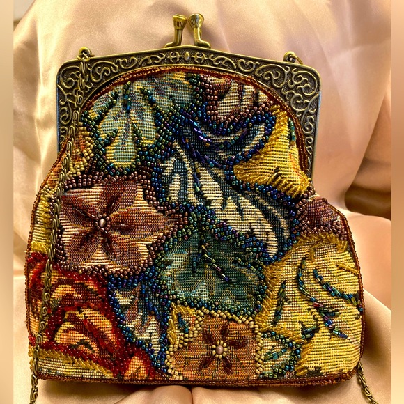 Beaded Floral Tapestry Purse w/ Metal Frame & Chain Strap. - Vintage - Picture 4 of 9